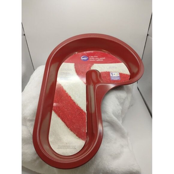 Wilton Non-Stick Cake Pan & Holiday Mini Cutter Set - Picture 8 of 10